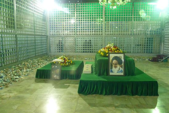 ... links daneben ist einer seiner Söhne bestattet,
das Grab des anderen Sohnes befindet sich im Irak ...