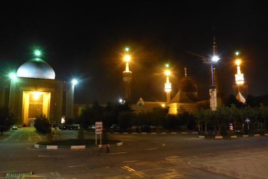 ... die Kuppel des Mausoleums ist 68 m hoch,
der höchste Kuppelbau im Iran