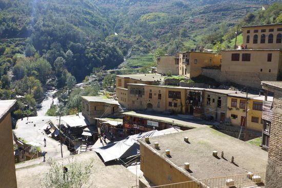 ... es besteht überwiegend aus Lehmziegelhäusern ...