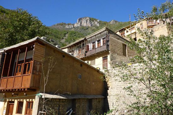 ... die sich in 1100 m Höhe in Terrassenbauweise einen Gebirgshang hinauf ziehen ...