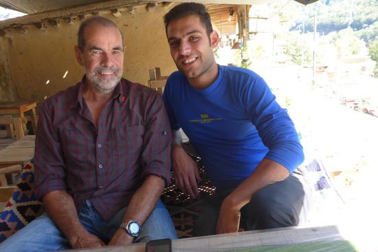 ... Begegnung in der Teestube, er serviert ...