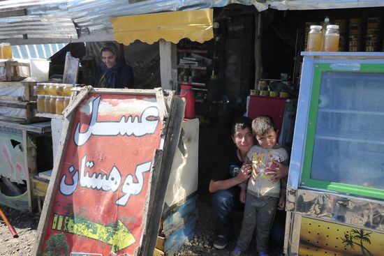 sie verkaufen Honig am Straßenrand, sie wirken ...