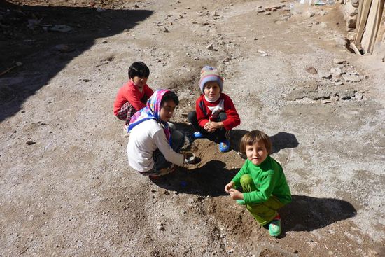 ... spielende Kinder, sie brauchen dazu nichts, nur Phantasie ...