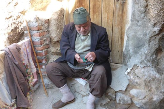 ... er ist für ein paar Rial dankbar ...