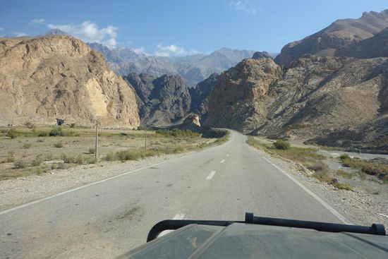 unterwegs zur armenischen Grenze
nach knapp vier Wochen und rund 5 000 gefahrenen Kilometern ein vorläufiges Fazit:
- Iran, ein riesiges Land, etwa 4,5 mal so groß wie die BRD
- riesige Wüsten, wir fuhren zu den Städten von Oase zu Oase
- sehr freundliche Menschen, überhaupt nicht aufdringlich
- ein sicheres Reiseland, ich fühlte mich immer absolut behütet
- es gab nie einen Versuch, mich als Touristen zu übervorteilen
- in Bandar Abbas, am Persischen Golf, vergaß ich die Fensterscheibe an der Fahrertür zu schließen, Navi und Laptop griffbereit, nach rund zwei Stunden alles noch vorhanden
- ein uraltes Reich, voll von kulturhistorischen Schätzen
- ein perverses politisches System, Frauen werden diskriminiert
- das kann so nicht mehr lange weiter gehen
- eine sanfte Revolution ohne Blutvergießen wäre optimal
- die Grundnahrungsmittel kosten fast nchts, für uns ein extrem billiges Land
- mit dem Alkoholverbot kam ich besser klar als mit der Diskriminierung der Frauen
- ich will wieder kommen und noch mehr von diesem faszinierendem Land sehen