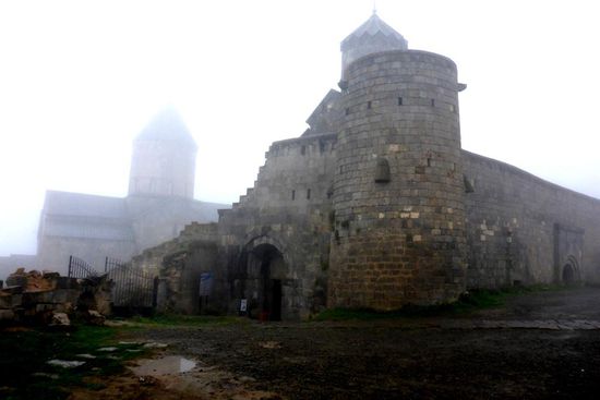 Armenien ist ein christliches Land mit vielen alten Kirchen und Klöstern
dies ist die Klosteranlage Tatev im Nebel ...