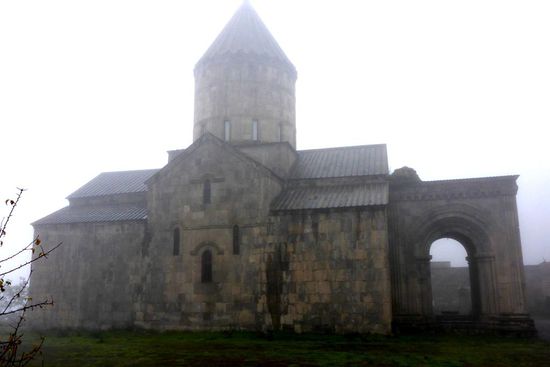 ... die Klosterkirche St. Paul und Peter (895 - 906)
bei einem Erdbeben 1931 stark beschädigt ...