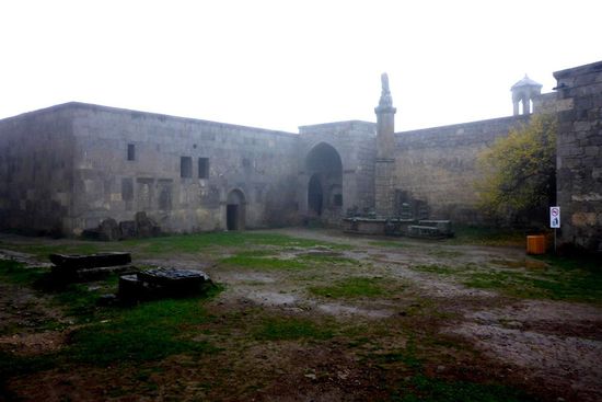 ... inzwischen restauriert
in der Blütezeit des Klosters im 14. - 15. Jh. lebten hier 1 000 Mönche ...