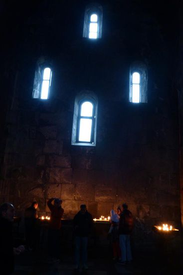 ... wie fast in allen dieser Kirchen ist es im Innenraum dunkel,
die Fenster sind klein ...