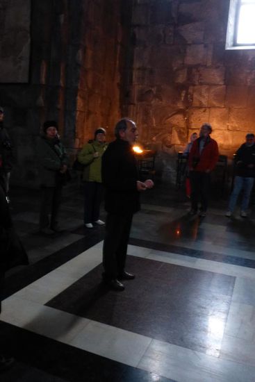 ... Diram, unser armenischer Guide,
erklärt  ...