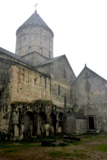... die "ummantelte Kreuzkuppelbauweise" der Kirche ...