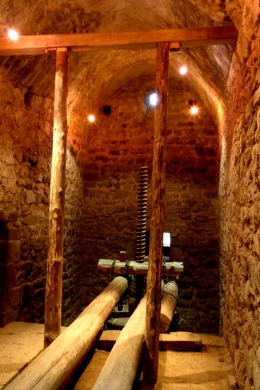 ... in den Klöstern wurde nicht nur viel gebetet,
sondern auch hart gearbeitet
hier die Nachbildung einer Ölpresse