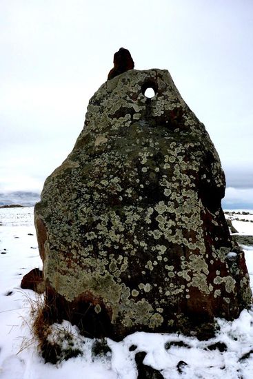 ... und so die Positionen von Himmelskörpern bestimmt;
regelmäßige Beobachtungen führten zur Definition von Zeitabständen,
wenn nämlich die beobachteten Himmelskörper wieder an der selben Position geortet wurden,
also zu einer Form von Kalender
