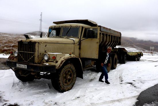 ein russischer Dinosaurier (links),
überlebt aus sowjetischen Zeiten