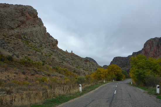 die Klosteranlage Noravank ist hinter den Bergen bereits zu erkennen ...