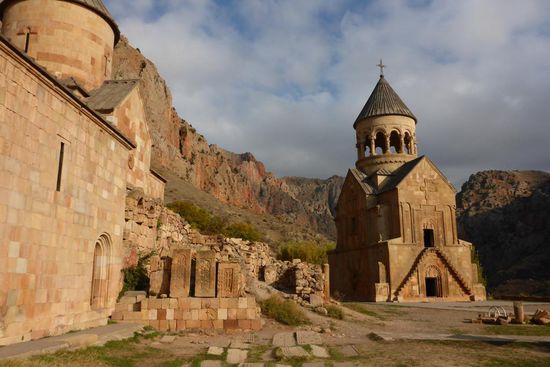 ... Noravank ist Armeniens bekanntestes Touristenziel
die Gottesmutterkirche (1339) 
bei einem Erdbeben 1840 wurde die Kuppel zerstört
1997 restauriert ...