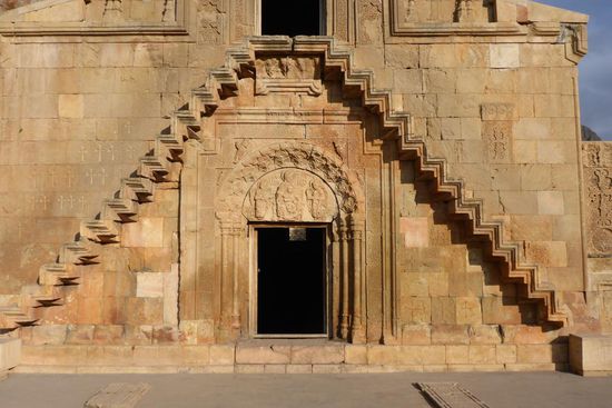 ... die schmale Treppe führt zur Kirche,
unter der Kirche liegt eine Grabstätte ...