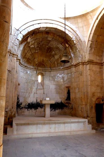 ... im schlichten Innenraum der Kirche ...