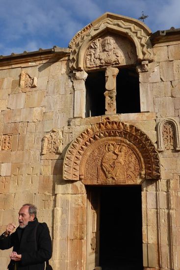 ... ausdrucksstarke Reliefs über dem Eingangsportal ...