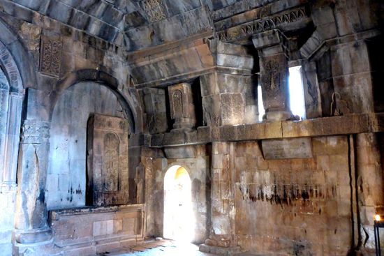 ... im Innern der Kirche Kreuzsteine ...