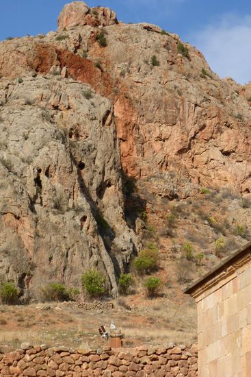 ... die Mönche hausten in Felshöhlen