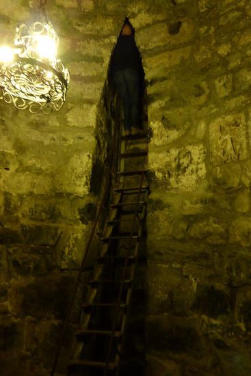 ... in diesem 6,5 m tiefem Loch wurde im 3. Jh. "Gregor der Erleuchter",
er christianisierte nach seiner Freilassung Armenien im Jahr 301, 
13 Jahre lang festgesetzt ...