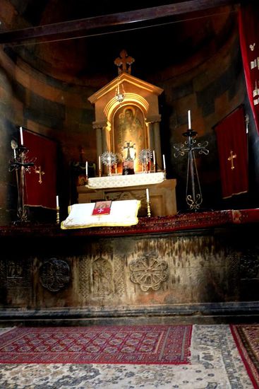 ... die Altäre in Armeniens Kirchen müssen aus Stein und unverrückbar sein ...