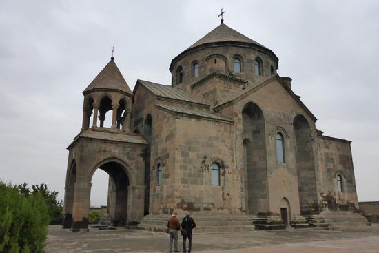 Kirche der Heiligen Hripsime, 
ummantelte Kreuzkuppelkirche aus dem 7. Jh. ...