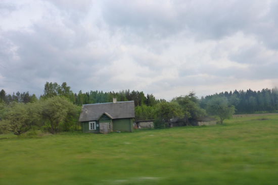 Einfache Behausungen in schöner Landschaft