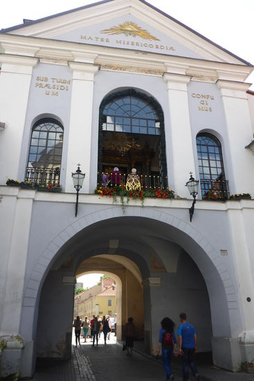 Tor der Morgenröte, das einzig erhaltene von ehemals neun Stadttoren mit Madonna