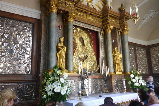 Das Marienbildnis im Tor der Morgenröte, gefertigt von einem unbekannten Künstler im 18. Jahrhundert, zu Ehren von zahlreichen Wundern der Madonna