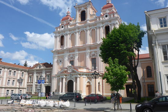 In der Altstadt versammeln sich prächtige Kaufmannshäuser und 42 Kirchen auf engstem Raum