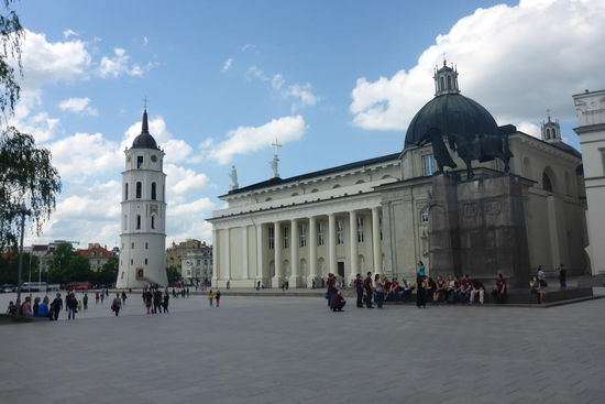 Kathedralenplatz mit Kirche St. Stanislaus und frei stehendem Glockenturm im klassizistischem Stil