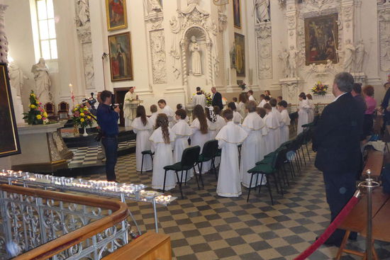 Andächtge Kinder am Weißen Sonntag in der Peter- und Paulskirche