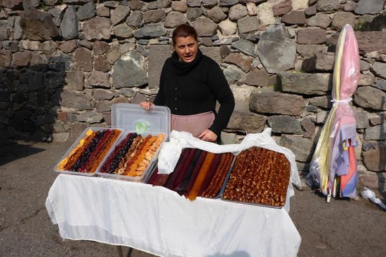 ... sie verkauft vor dem Kloster Süßigkeiten aus eigener Produktion ...