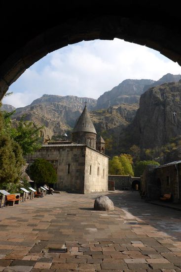 ... in diesem Kloster soll die Lanze aufbewahrt worden sein, mit der ein  römischer Soldatdem dem Gekreuzigten auf dem Kalvarienberg ins Herz gestochen haben soll, 
daher der Name des Klosters ...