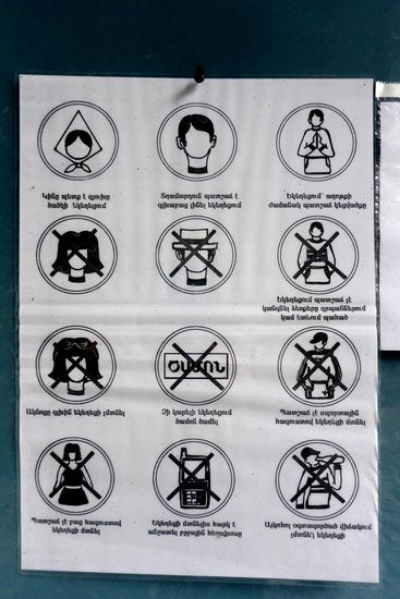 ... Verhaltensregeln am Klostereingang ...