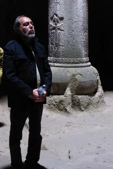 ... Diran singt in der Felsenkirche einen Psalm ...