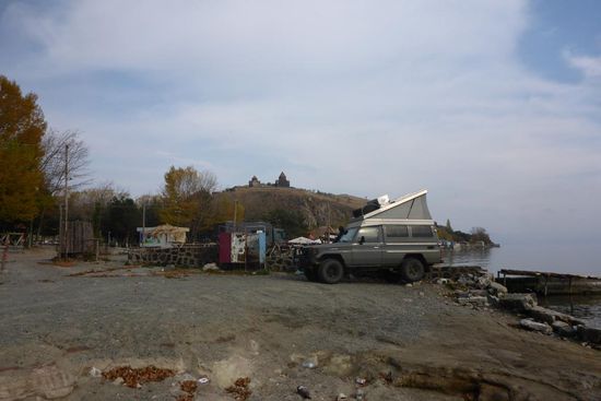 Camp am Sevansee unterhalb des Klosters Sevanavank ...