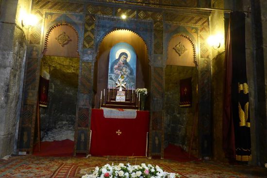 ... der Innenraum ist weniger düster gestaltet als in den anderen Klöstern ...