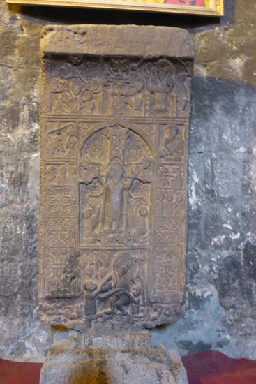 ... das ist eine Ausnahme:
es ist der Gekreuzigte dargestellt,
die bodenlangen Zöpfe sind ein Königssymbol,
diesem Kreuzstein werden Heilkräfte zugeschrieben