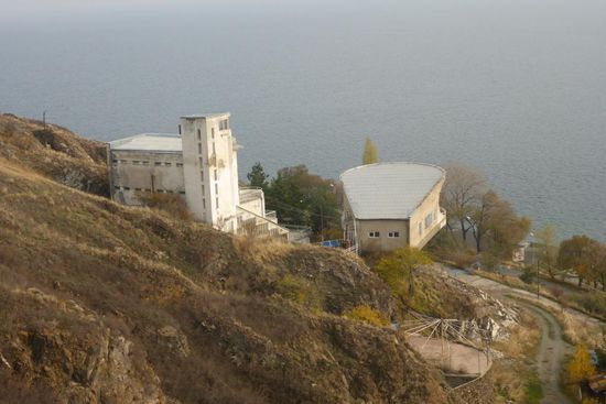 unterhalb des Klosters:
eine Bauruine aus Sowjetzeiten