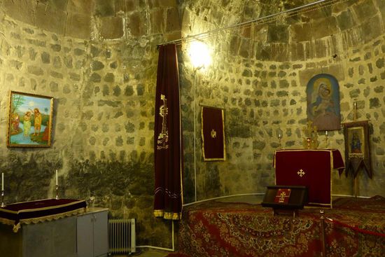 in allen armenischen Kirchen gibt es einen Vorhang,
er wird im Gottesdienst bei der Wandlung zugezogen