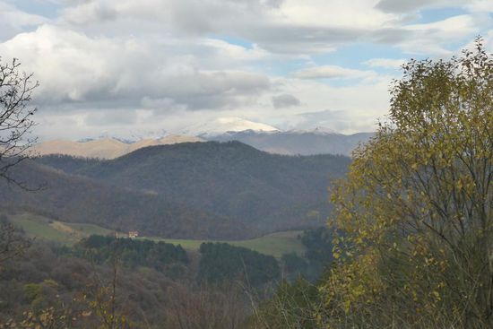 ein Land voller Gegensätze:
schneebedeckte Berge in schöner Landschaft ...