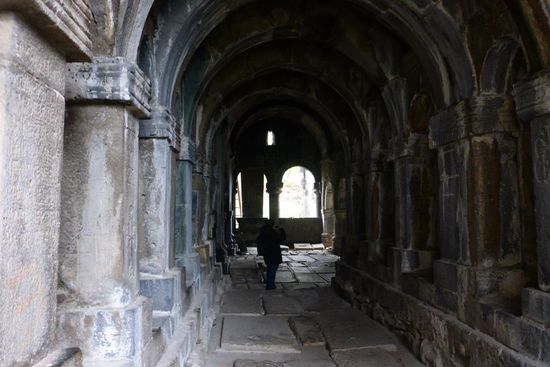 ... viele Klöster waren auch Hochschulen,
das ist ein "Hörsaal",
der Dozent schritt auf und ab ...
