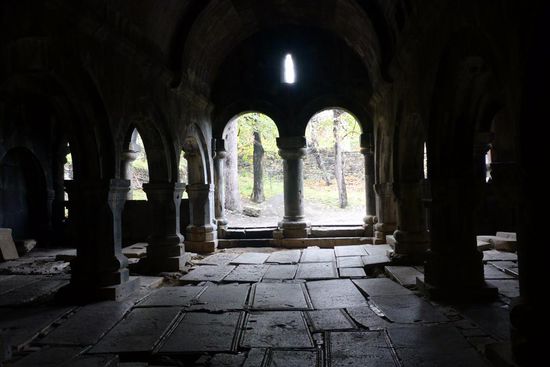 ... ein großes Gavit,
ist eine Eingangshalle vor der eigentlichen Kirche ...