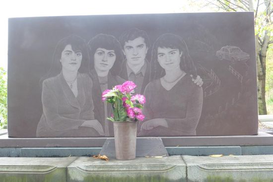 ... auf der Klosteranlage gibt es einen Friedhof,
diese Familie wurde bei einem Verkehrsunfall ausgelöscht ...