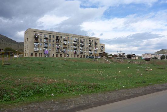 solche Eindrücke wirken nicht stimmungsaufhellend
nach neun Tagen und rund 900 Kilometern in Armenien 
ein vorläufiges Fazit:
- nach den besonderen Bedingungen Im Iran ist Armenien zunächst viel vertrauter
- eine rauhe Gebirgswelt mit tiefen Schluchten 
- die Menschen sind nicht unfreundlich, jedoch sehr zurückhaltend,
sie wirken teilweise deprimiert und insbesondere ärmlich
- Armenien hat im Lauf der Jahrhunderte 90% seiner Landesfläche an seine Nachbarstaaten verloren
- die Grenzen zur Türkei und Aserbaijan sind geschlossen
- das Land ist arm und noch sowjetisch geprägt
- in mir hat sich eine gedrückte Stimmung breit gemacht, vielleicht auch wetterbedingt
- freue mich auf Georgien
- falls es ein Wiedersehen gibt, dann nur bei schönem Wetter
-