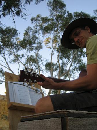 Erste Erfolge stellen sich ein:
Waltzing Matilda und Morning has broken kann er bereits spielen.