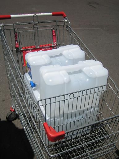 Zum Glueck gibt es in Australien das Trinkwasser in praktischen 15 Liter Kanistern zu kaufen.